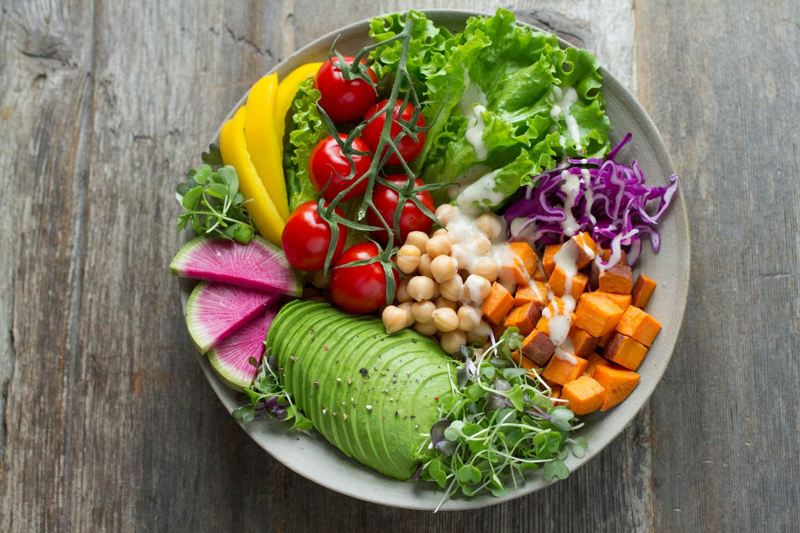 Bol équilibré de légumes, avocat et pois chiches